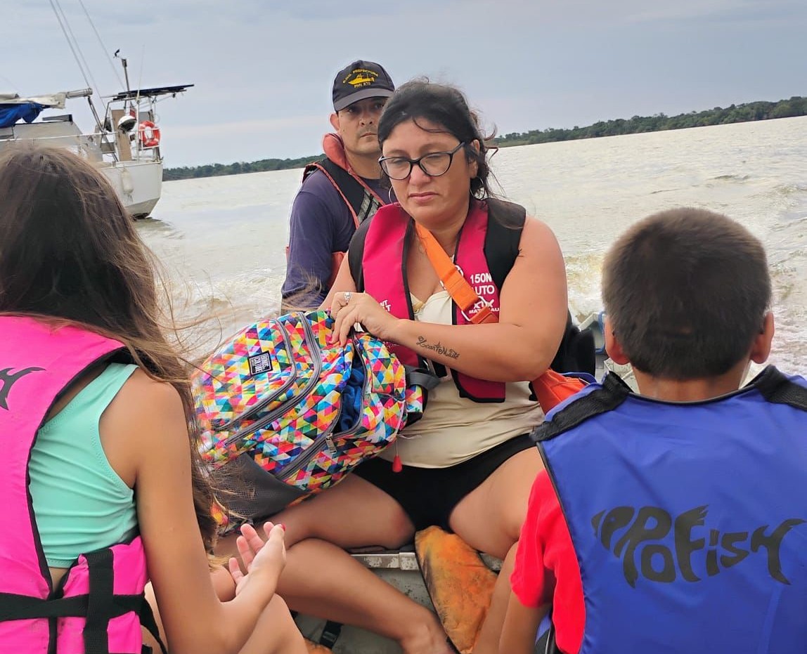 Asisten a velero a la deriva con cinco tripulantes