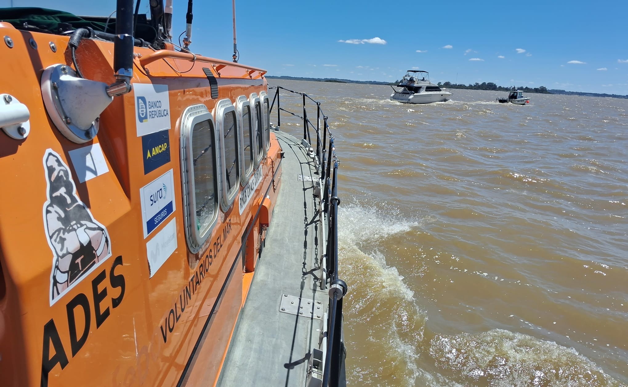 Rescate marítimo en Colonia: Crucero argentino asistido por ADES y Prefectura